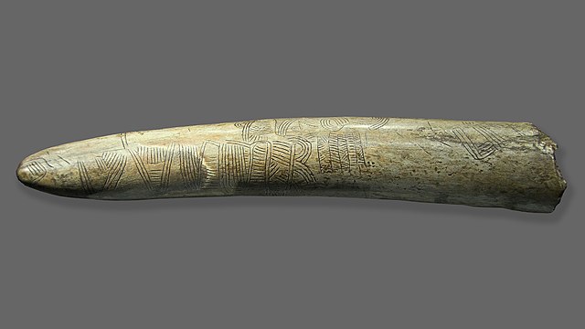 Von User:Zde - File:Engraving_on_a_mammoth_tusk,_map,_Gravettian,_076872.jpg, CC BY-SA 4.0, https://commons.wikimedia.org/w/index.php?curid=79886638